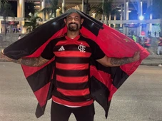 Imagem - Ex-goleiro Bruno assiste jogo do Flamengo no Maracanã e é tietado por fãs