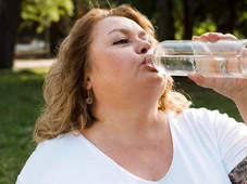 Imagem - Fim da gordura no fígado pode estar na água: qual a ingestão diária recomendada para reduzir a inflamação?