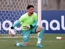 Imagem - Ex-goleiro do Bahia retorna aos gramados após 15 meses e brilha em clássico tradicional