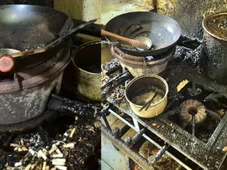 Imagem - Cigarro no fogão e crostas de gordura: delivery de yakisoba é fechado por insalubridade