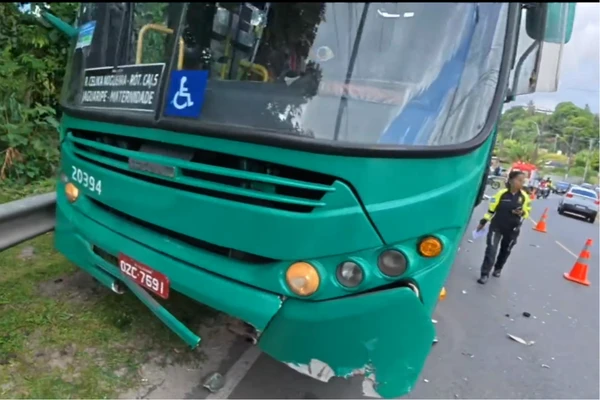 Acidente foi registrado entre Cajazeiras V e 8 por Reprodução/TV Bahia