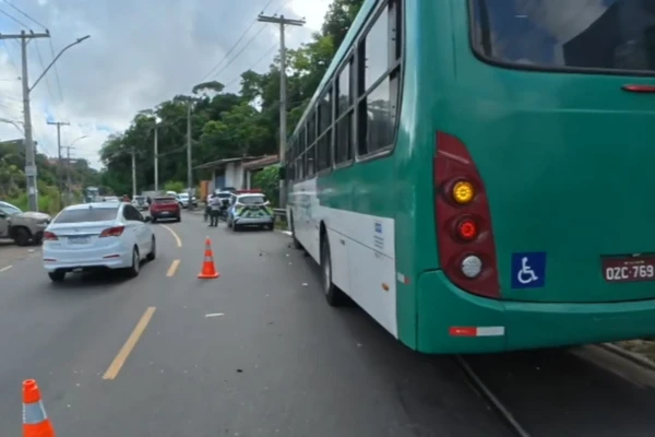 Acidente foi registrado entre Cajazeiras V e 8 por Reprodução/TV Bahia