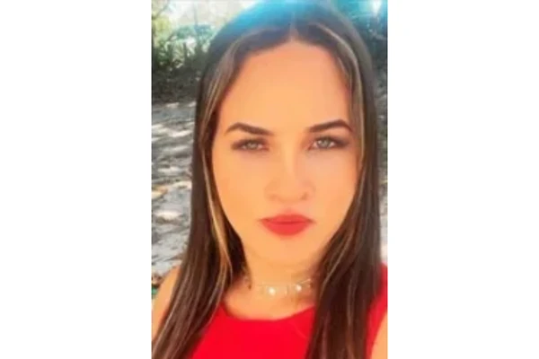 Brisa morreu após cair de carro em movimento por Reprodução