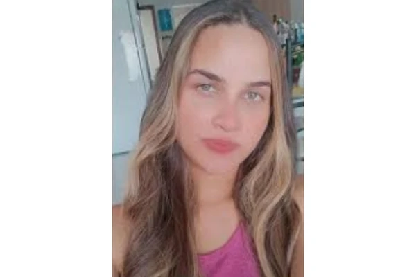 Brisa morreu após cair de carro em movimento por Reprodução