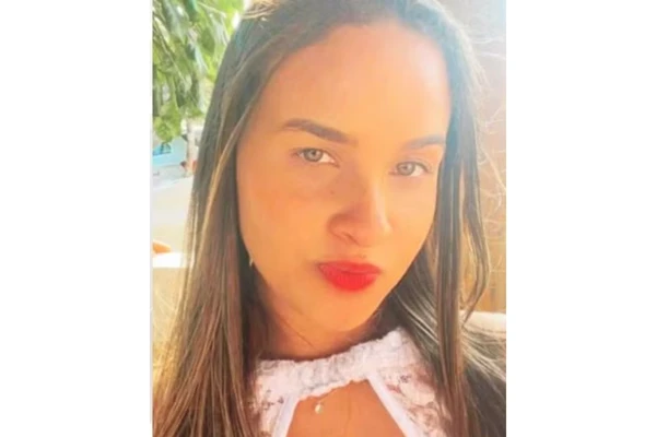 Brisa morreu após cair de carro em movimento por Reprodução