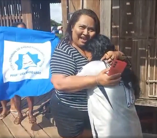 Estudante sem celular e sem internet descobre que passou em universidade federal após visita de diretora da escola por Reprodução