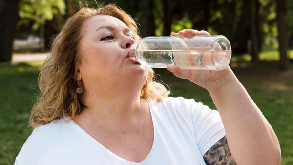 Hidratação adequada é apontada como aliada simples no cuidado com o fígado