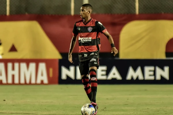 Lateral esquerdo Pedrinho durante passagem pelo Vitória