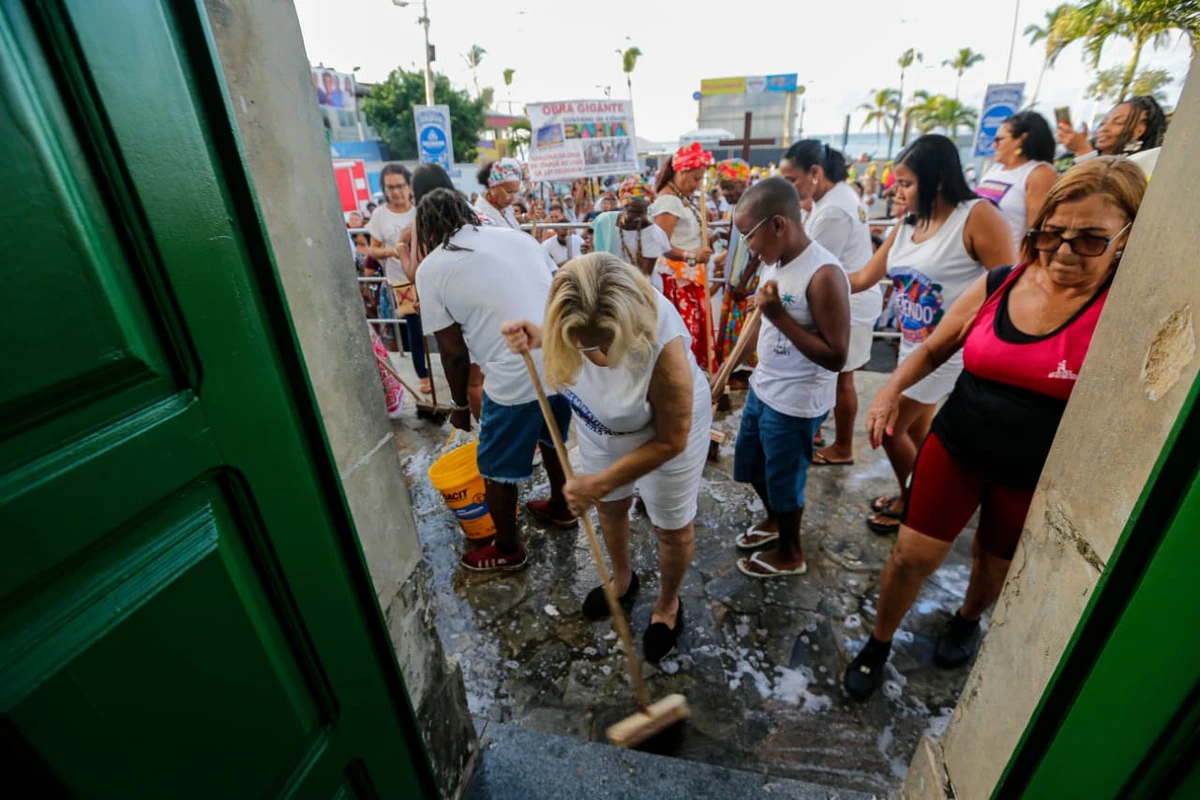 Lavagem de Itapuã nesta quinta (5) por Arisson Marinho/CORREIO