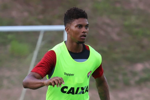 Lucas Ribeiro foi revelado pelo Vitória e estreou contra o Flamengo no Maracanã por Maurícia da Matta/EC Vitória