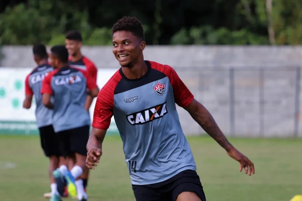 Lucas Ribeiro foi revelado pelo Vitória e estreou contra o Flamengo no Maracanã