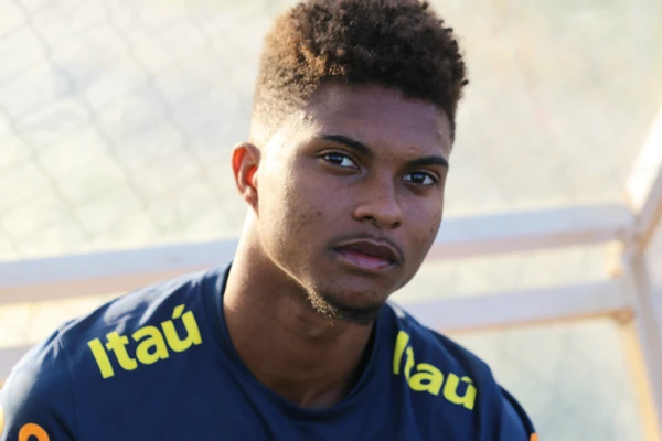 Lucas Ribeiro foi revelado pelo Vitória e estreou contra o Flamengo no Maracanã por Divulgação/CBF