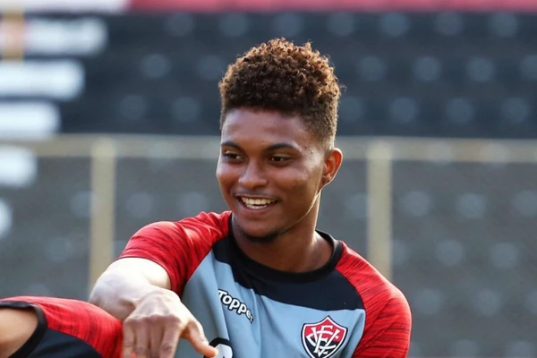 Lucas Ribeiro foi revelado pelo Vitória e estreou contra o Flamengo no Maracanã por Maurícia da Matta/EC Vitória