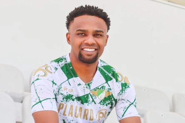 Maracás com a camisa do Moreirense