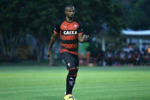 Maracás com a camisa do Vitória por Divulgação