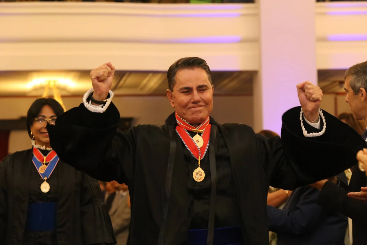 O Desembargador José Edivaldo Rocha Rotondano sucede a Desembargadora Cynthia Maria Pina Resende na Presidência.