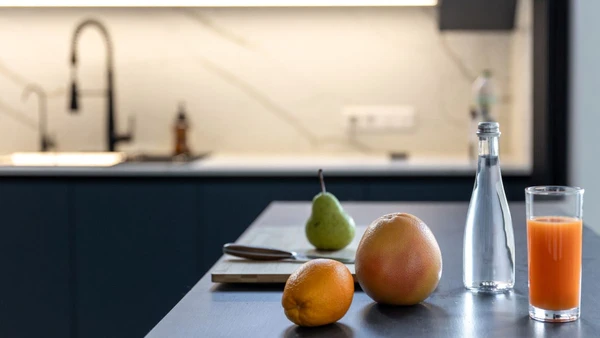 Saiba como a península com mesa integrada ajuda a ganhar espaço em ambientes compactos 