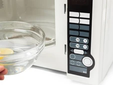 Imagem - Merece atenção: aquecer água ou leite no micro-ondas pode colocar em risco quem meter a colher