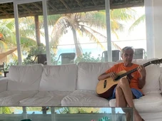 Imagem - O cinematográfico roubo do violão de Caetano na Praia do Flamengo
