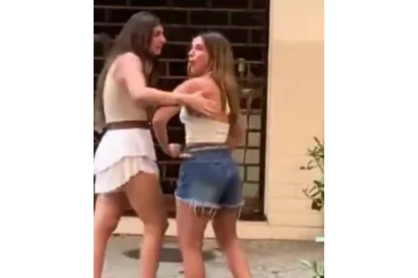 Advogada foi flagrada fazendo gestos racistas por Reprodução