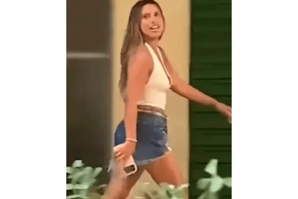 Advogada foi flagrada fazendo gestos racistas por Reprodução