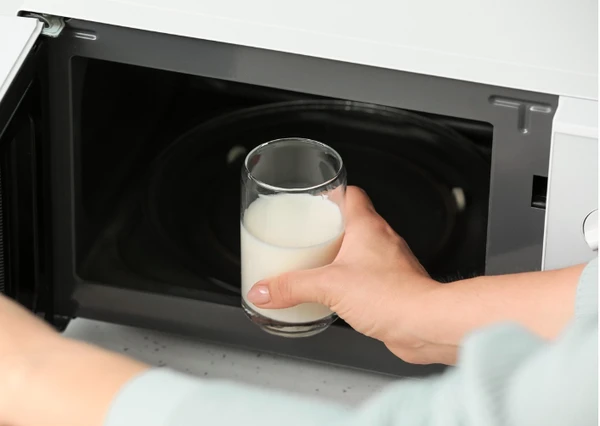 Micro-ondas pode criar condições específicas em que a água ou o leite aquecem de um jeito diferente do fogão por Reprodução