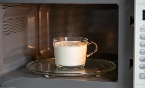Micro-ondas pode criar condições específicas em que a água ou o leite aquecem de um jeito diferente do fogão por Reprodução