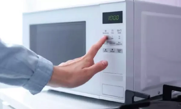 Micro-ondas pode criar condições específicas em que a água ou o leite aquecem de um jeito diferente do fogão por Reprodução