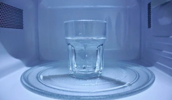 Micro-ondas pode criar condições específicas em que a água ou o leite aquecem de um jeito diferente do fogão por Reprodução