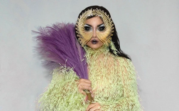 Björk desembarcou em Salvador, tomou banho de folhas e desfilou com o Cortejo Afro no Carnaval