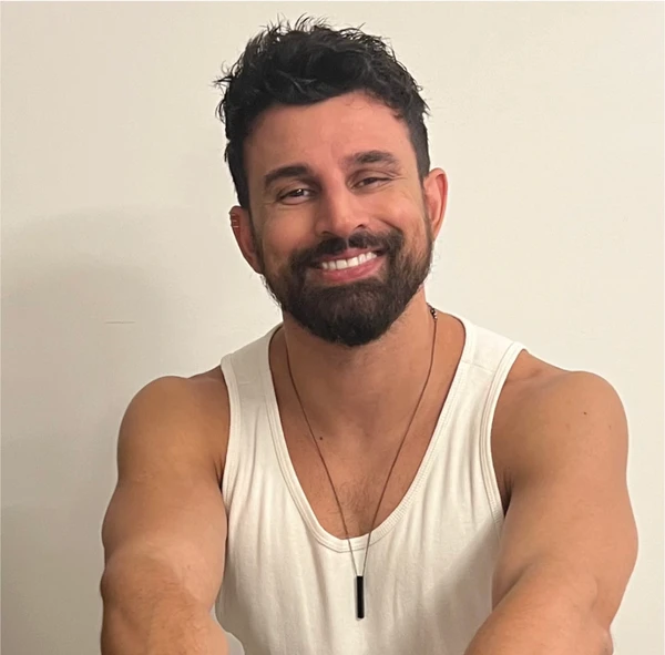 Brasileiro e LGBTQ+, Renan Carvalho acaba de lançar Cabeça na Nuvem por Reprodução