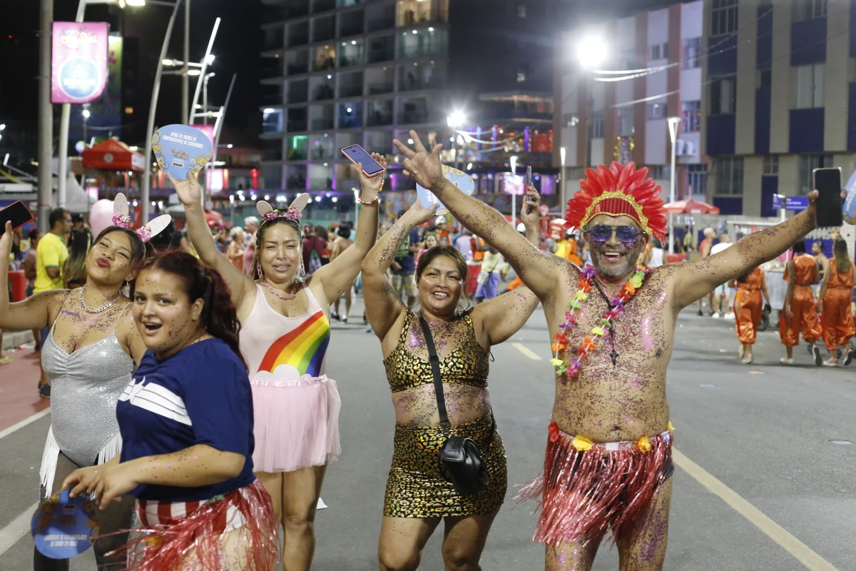 Fantasias: maquiagem, glitter e tecidos podem provocar infecções, alergias, alopecia e até cegueira