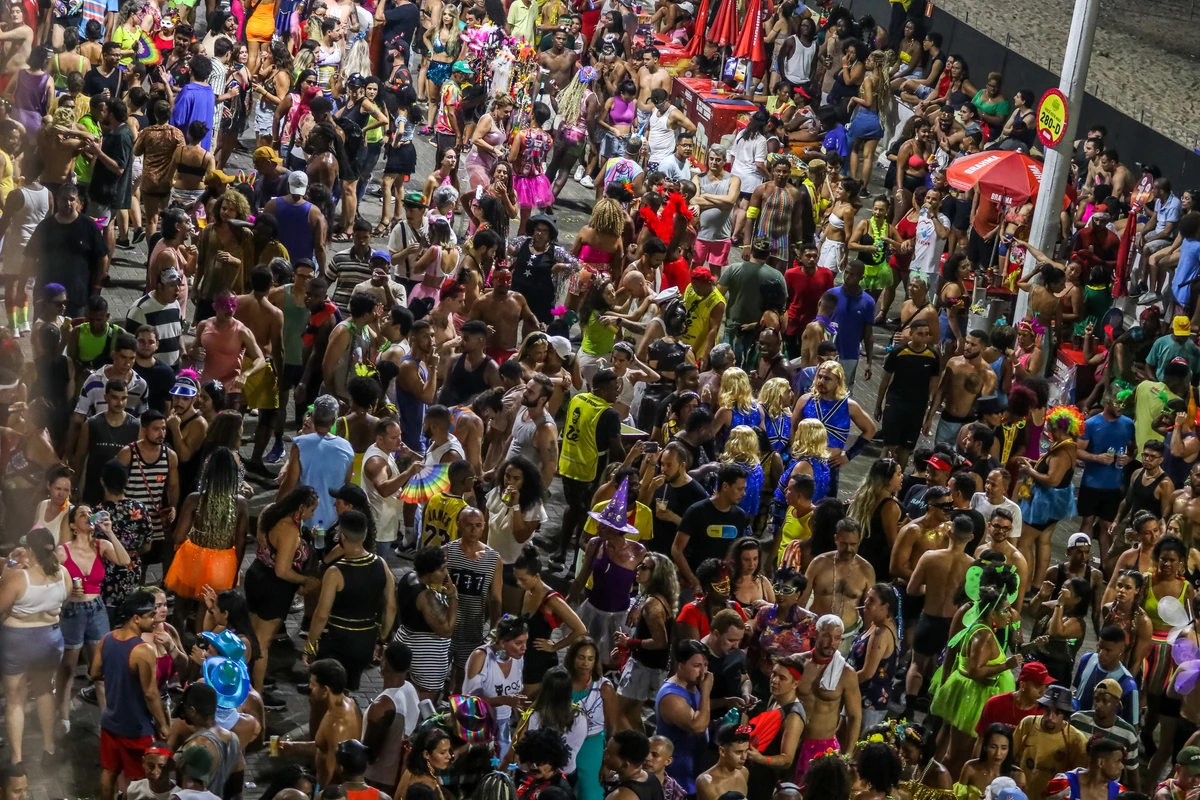 Fantasias: maquiagem, glitter e tecidos podem provocar infecções, alergias, alopecia e até cegueira por Nara Gentil/Arquivo CORREIO