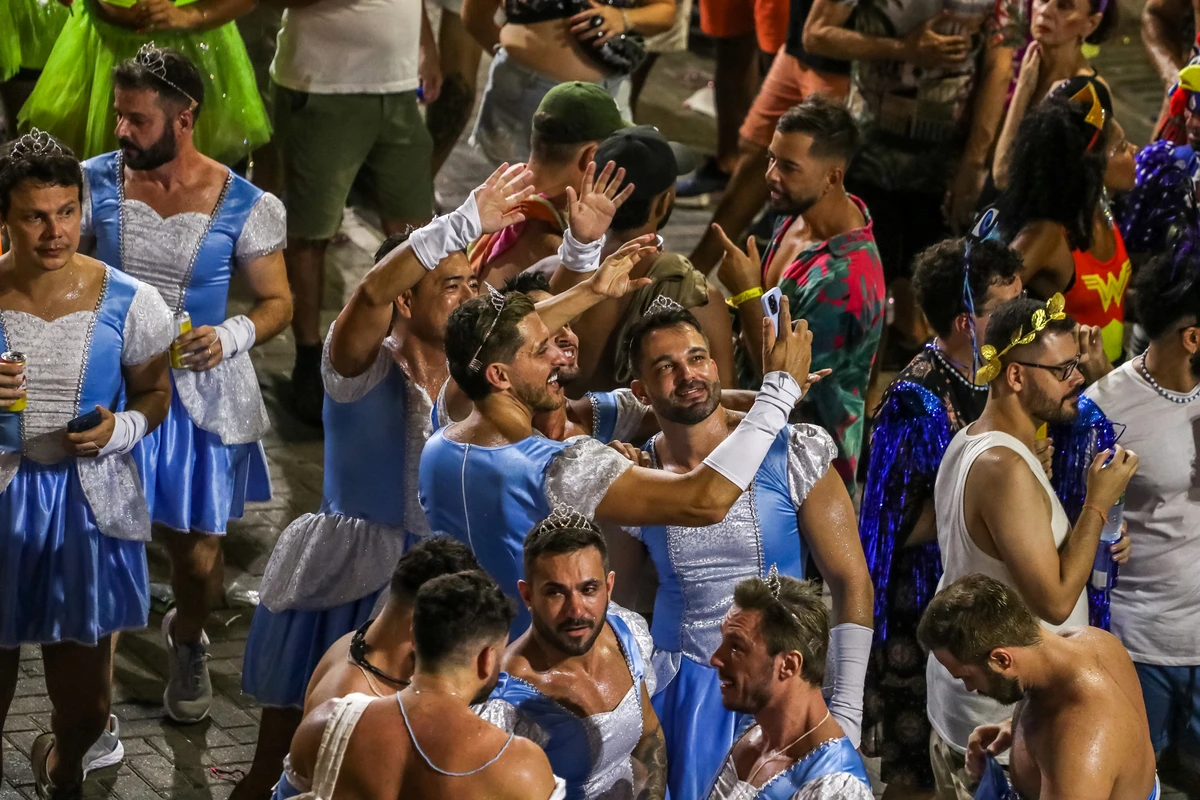 Fantasias: maquiagem, glitter e tecidos podem provocar infecções, alergias, alopecia e até cegueira por Nara Gentil/Arquivo CORREIO