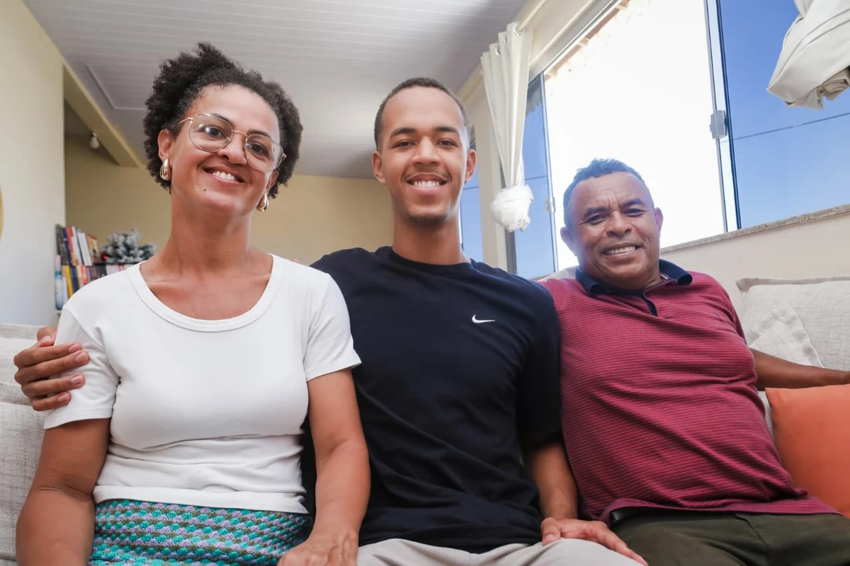 Filho de baiana de acarajé e soldador, baiano passa em Medicina na USP e na Ufba