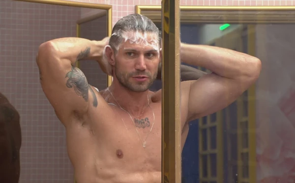 Jonas Sulzbach toma banho no BBB 26