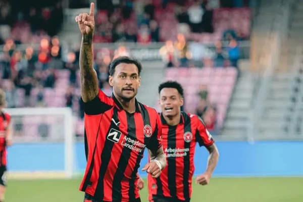 Júnior Brumado com a camisa do Midtjylland por Felipe Oliveira/ECB