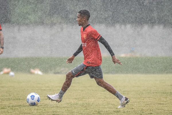 Lateral esquerdo Pedrinho durante passagem pelo Vitória por Pietro Carpi/EC Vitória