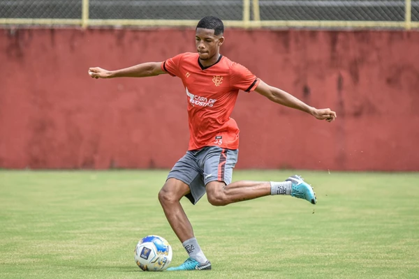 Lateral esquerdo Pedrinho durante passagem pelo Vitória por Pietro Carpi/EC Vitória