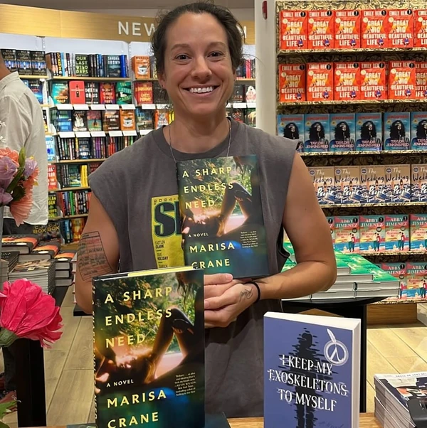 Marisa Crane, pessoa não binária, faz sua estreia na fantasia com por Reprodução