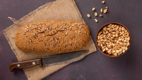 O pão de centeio é pesado e elástico e apresenta uma textura densa que não tende a esfarelar ao ser cortado