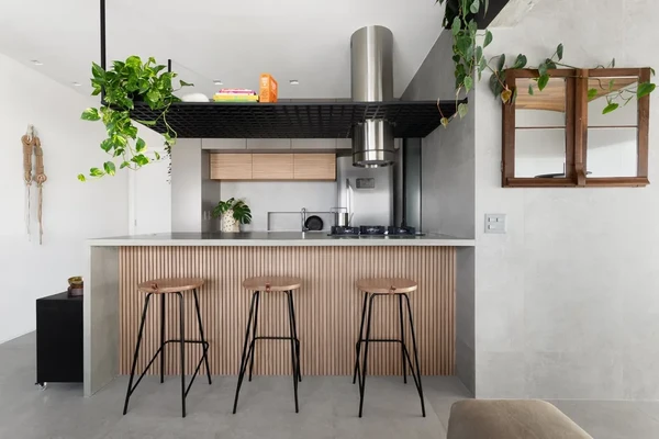 Projeto de cozinha com península assinado pelo arquiteto Rafael Zalc por Divulgação