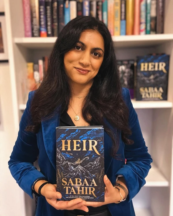 Sabaa Tahir é uma escritora de origem paquistanesa. Sua série de fantasia Uma Chama entre as Cinzas já foi publicada em mais de 30 países por Reprodução/Instagram