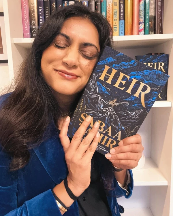 Sabaa Tahir é uma escritora de origem paquistanesa. Sua série de fantasia Uma Chama entre as Cinzas já foi publicada em mais de 30 países por Reprodução