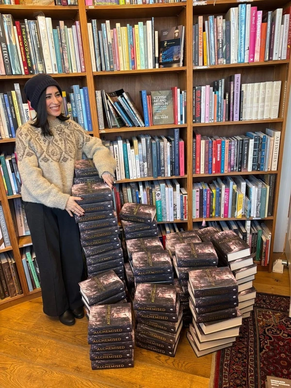 SenLinYu é a pessoa por trás do sucesso de Alchemised, um dos bestsellers de 2025. É uma pessoa não binária nascida nos EUA, com ascendência japonesa por Reprodução