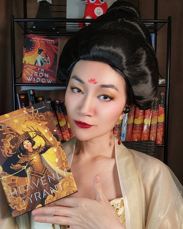Xiran Jay Zhao nasceu na China e escreveu Viúva de Ferro e Tiranos Celestiais. Também é uma pessoa não binária por Reprodução/Instagram