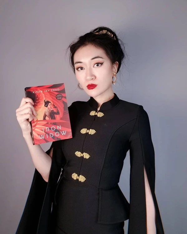 Xiran Jay Zhao nasceu na China e escreveu Viúva de Ferro e Tiranos Celestiais. Também é uma pessoa não binária por Reprodução