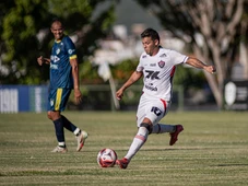 Imagem - Jogador do Vitória reclama do gramado do Waldomirão após empate com o Jequié