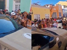 Imagem - Viatura da PM interrompe desfile e recebe vaias de foliões do bloco De Hoje a Oito