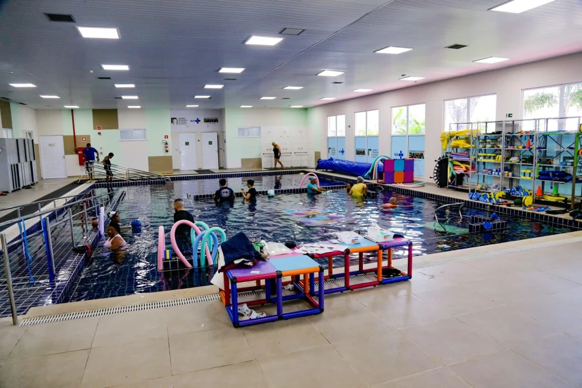 A reabilitação após uma cirurgia por acidente de moto pode ser longa. No Hospital Ortopédico, administrado pelo Einstein, além da cirurgia, os pacientes já saem para a reabilitação na unidade por Arisson Marinho/CORREIO